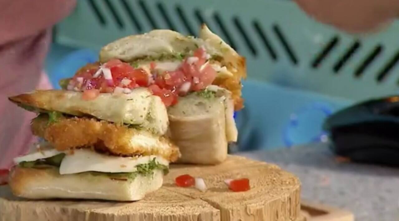 Sandwich « style cubain » au poulet pané, avocat, pico de gallo et herbes du jardin