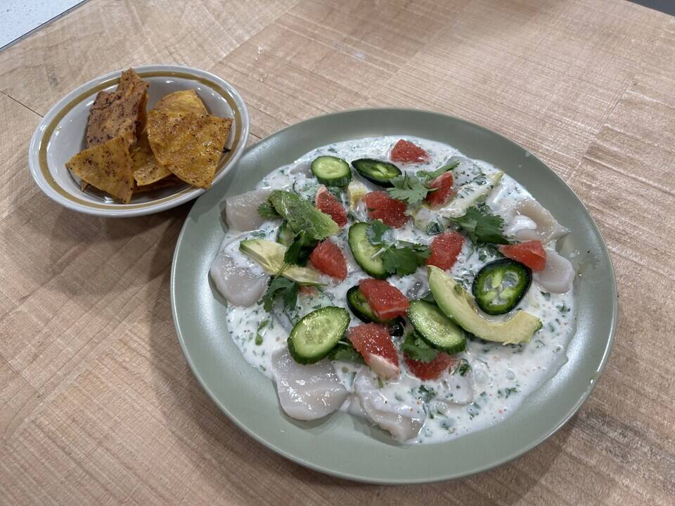 Crudo de pétoncles avec chips de maïs