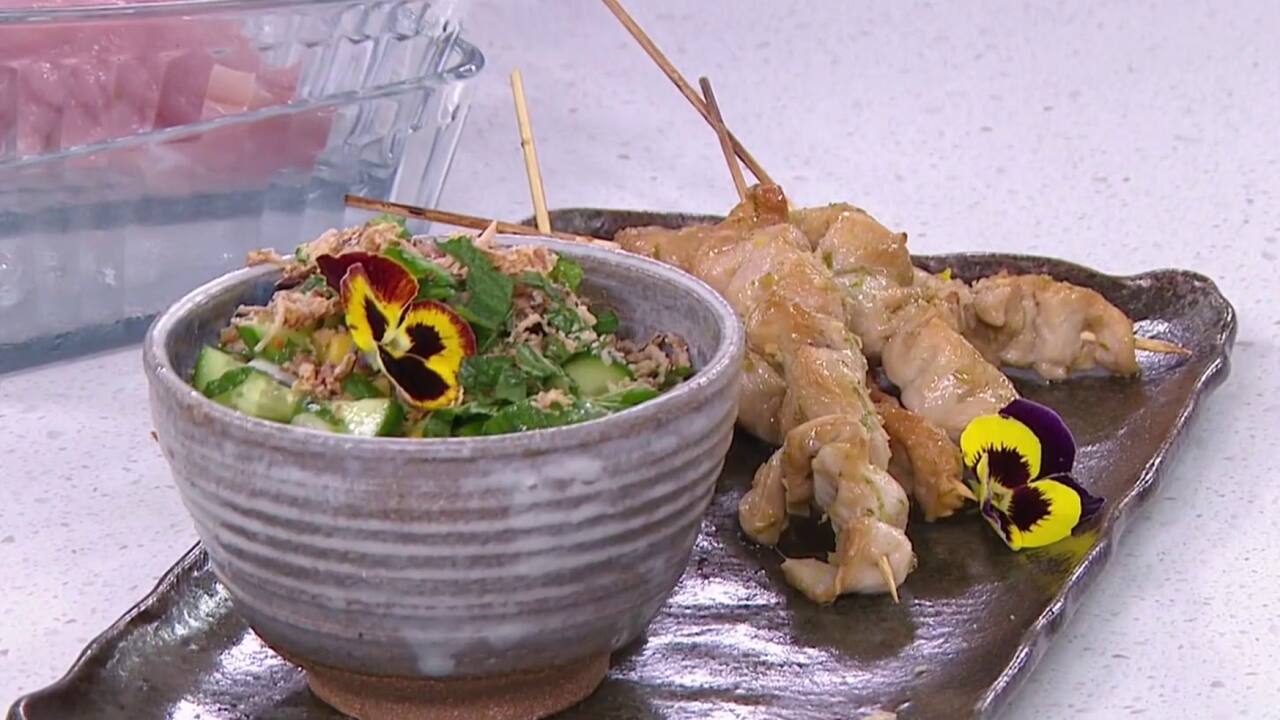 Yakitori de dinde au sésame, salade de concombre et mangue épicée