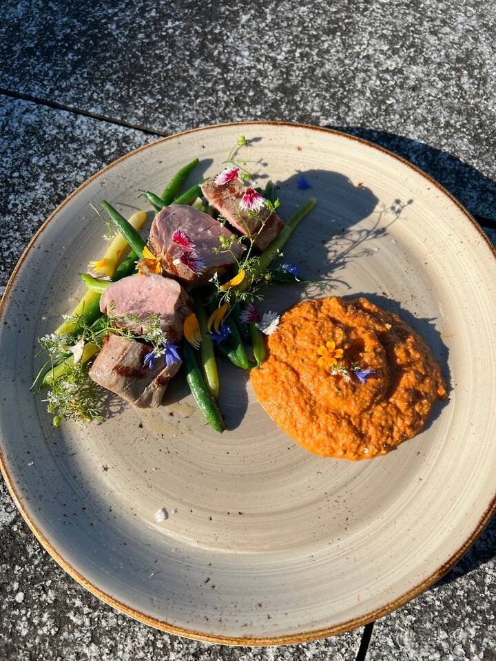 Filet de porc grillé à la flamme, sauce Rromesco, poêlée de haricots au beurre