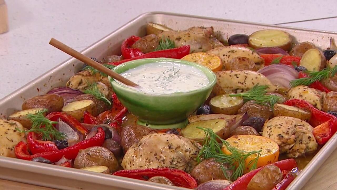 PLAQUE DE POULET À LA GRECQUE ET CRÈME SURE À L'ANETH