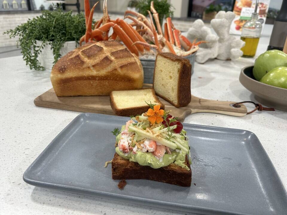 Crabe des neiges sur toast briochée grillée, mayonnaise à l'avocat et salade de chayotte