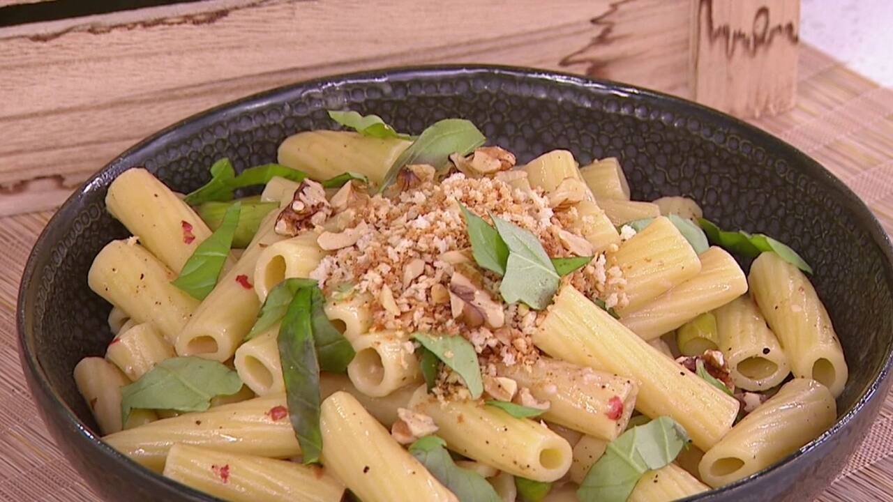 PÂTES AUX ASPERGES, NOIX ET BASILIC