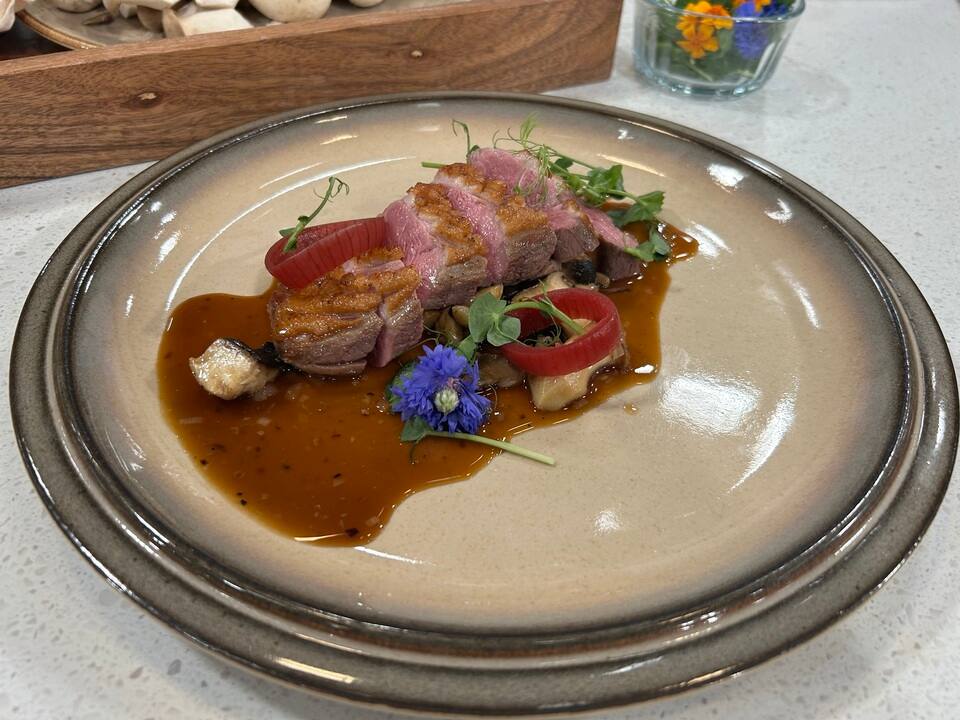 Poitrine de canard rôtie sur marmelade de champignons d’ici 