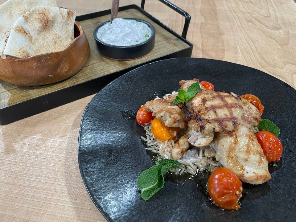 Poulet shish taouk grillé, yaourt au sumac, basmati aux 7 épices et tomates éclatées 