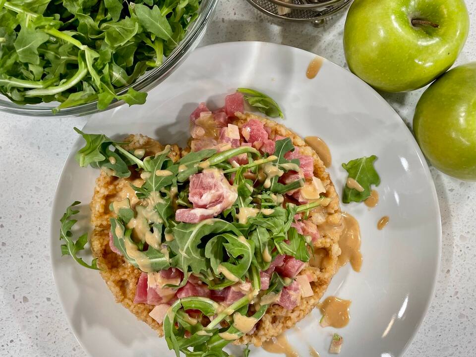 Gaufres de riz à sushi avec thon frais, sauce wafu, et salade pomme-roquette.
