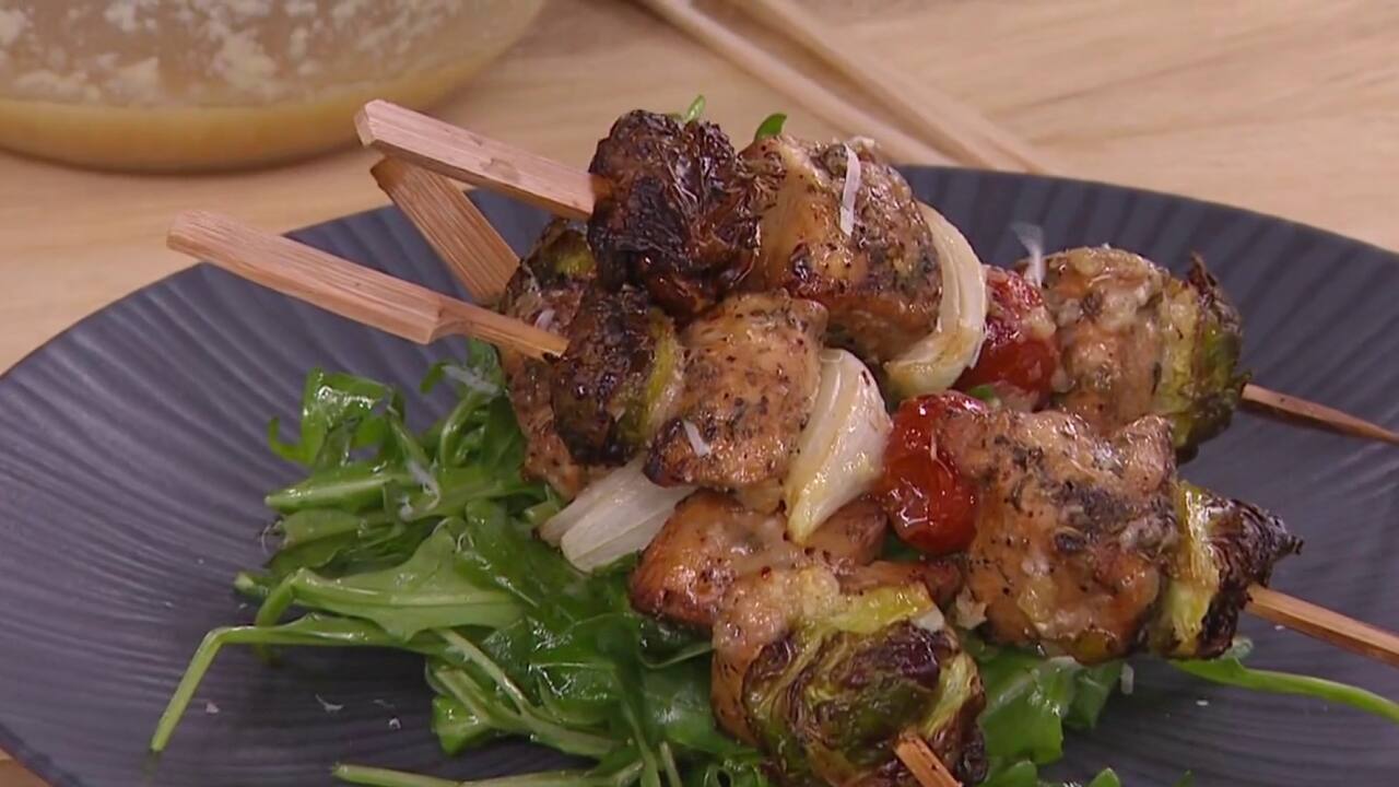 BROCHETTE DE POULET LAQUÉE AU PARMESAN
